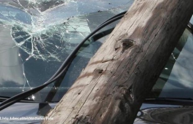 Accident pe DN 39: o şoferiţă a dat cu maşina în stâlp